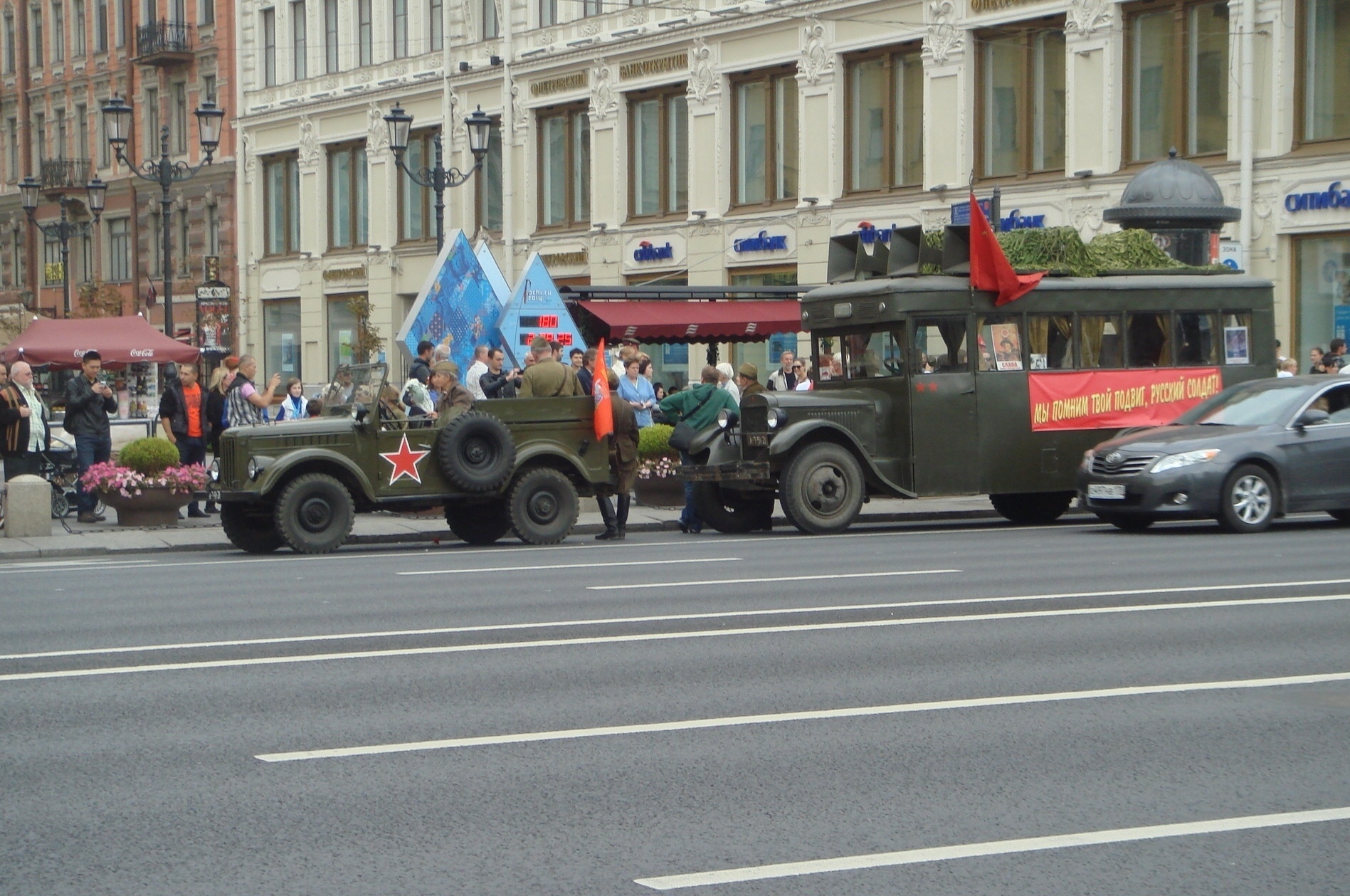 涅瓦大街上俄罗斯共产党的宣传车
