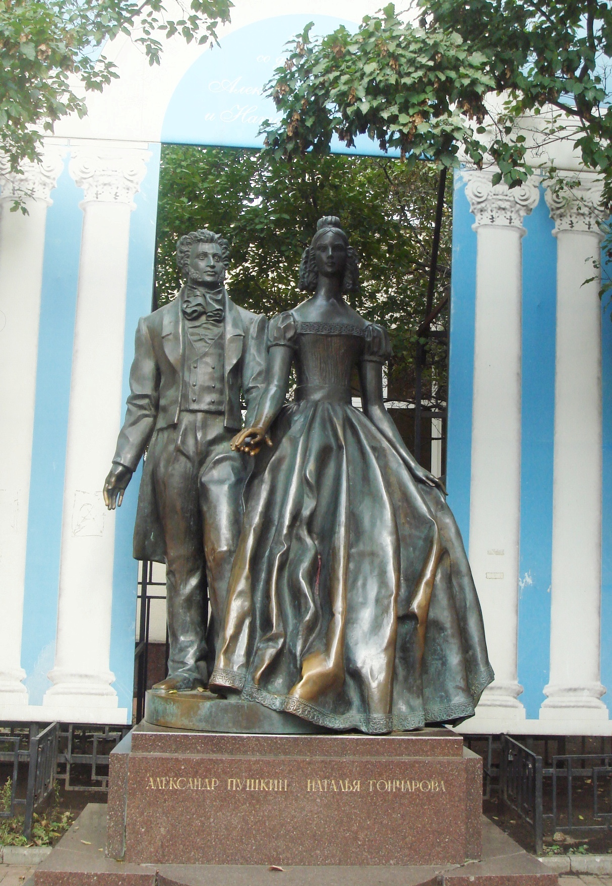 阿尔巴特街上立着普希金与他妻子的雕像