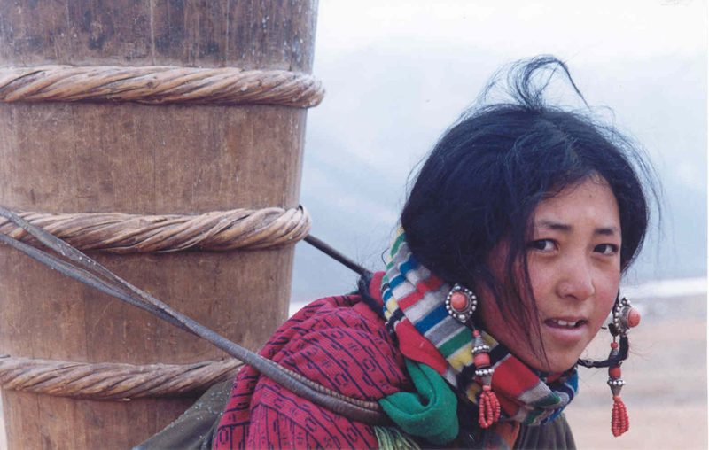 背水的藏族姑娘
