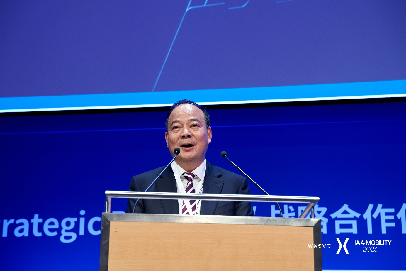 2023世界新能源汽车大会|宁德时代董事长曾毓群：实现加速推进新能源汽车全面市场化，需要闯过三道关
