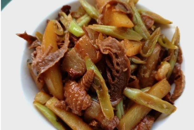 笋干老鸭煲汤的做法（鸡翅花肉笋干炖芸豆的做法）