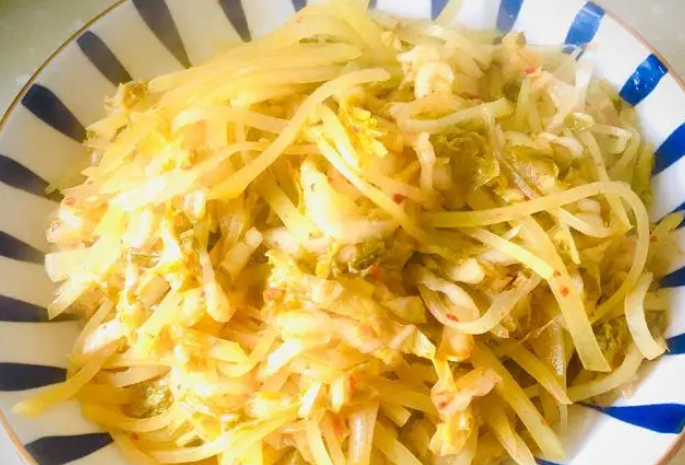 酸菜炒土豆丝怎么做好吃（土豆丝炒酸菜的做法）