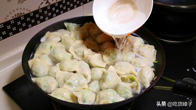怎么调韭菜饺子馅更好吃（调韭菜饺子馅时）(8)