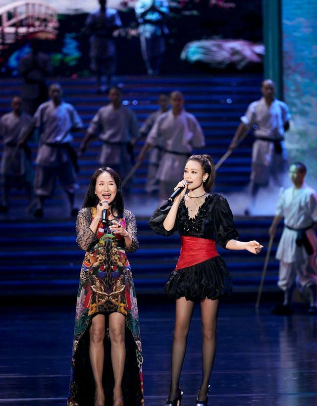 容祖儿穿裤装