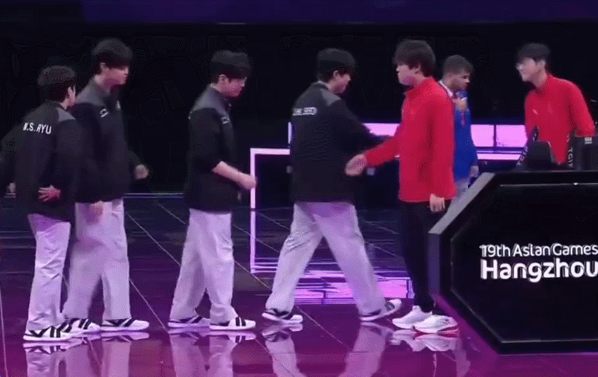 亚运英雄联盟中韩赛后握手环节：中国选手全员情绪低落