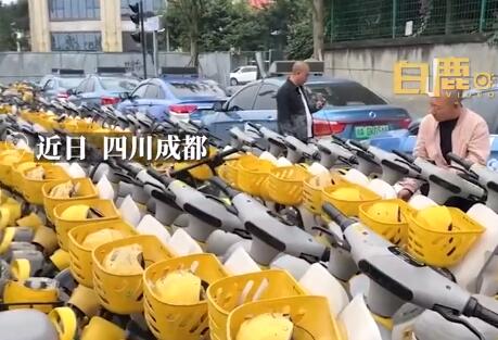 成都多名出租司机围堵共享电单车 交通局：有竞争矛盾，在处理