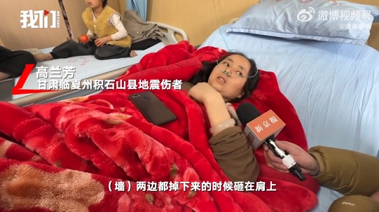 墙塌瞬间妈妈用身体护住两个孩子：还好是我受伤了，网友：母爱伟大