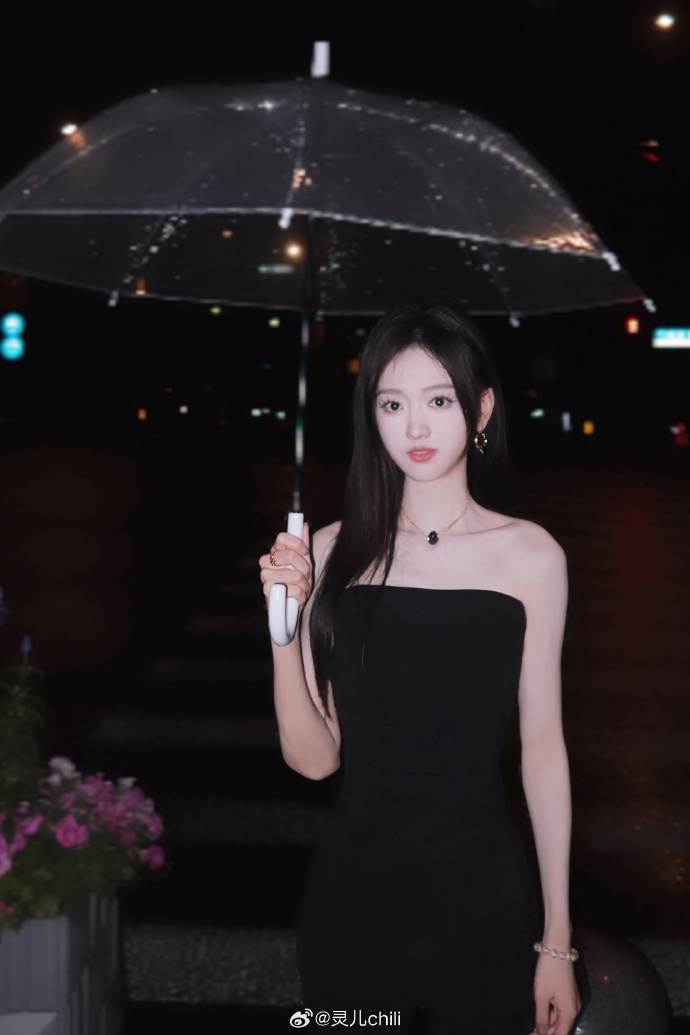 KPL解说灵儿晒照：在雨夜☔️