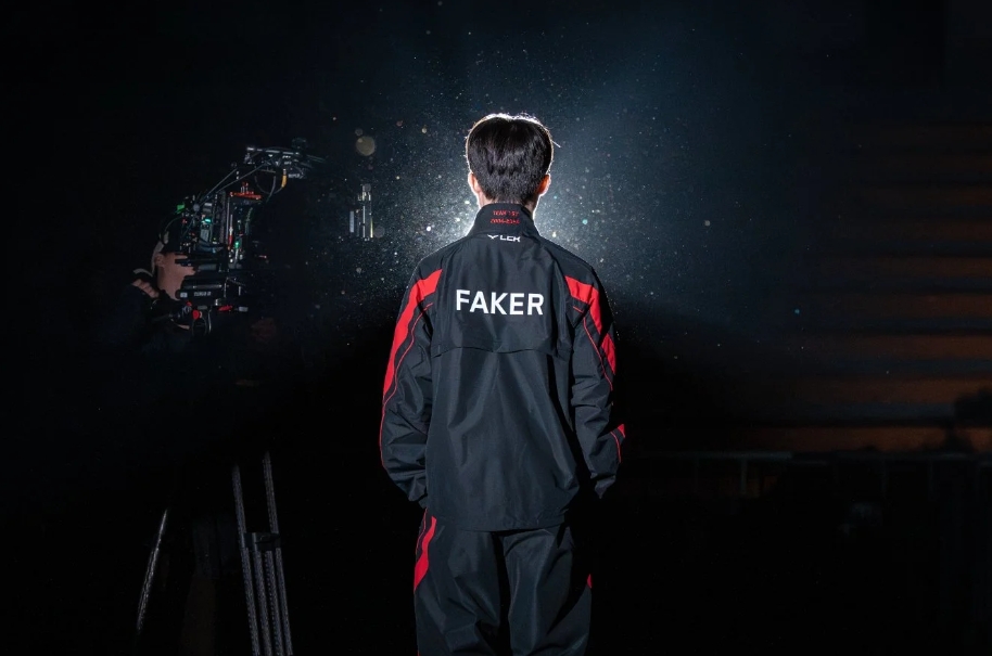 Faker：我很久没弹钢琴了，短时间内不会弹钢琴了，很可惜诶