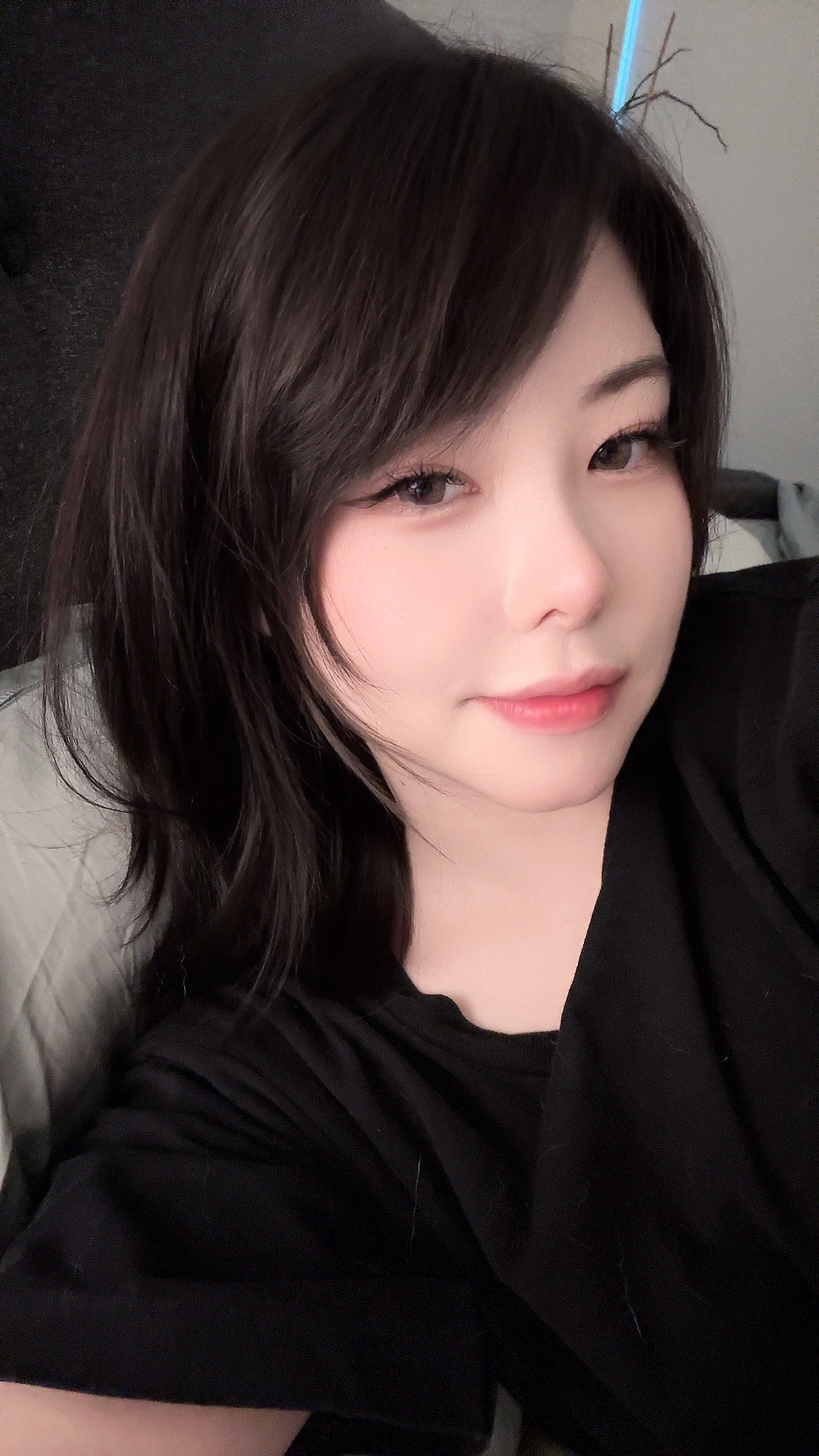 丰腴肥美大姐姐！Mayumi更新微博美照 一丝红晕尽显媚态