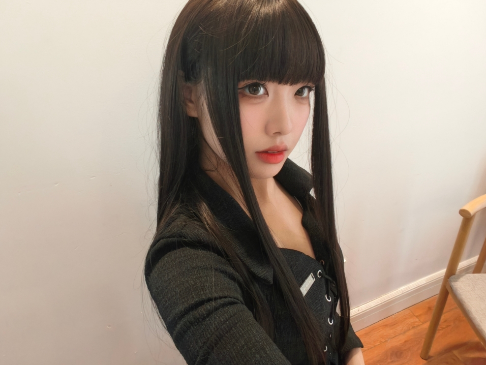 主持周敢敢晒美照：黑直长既视感~