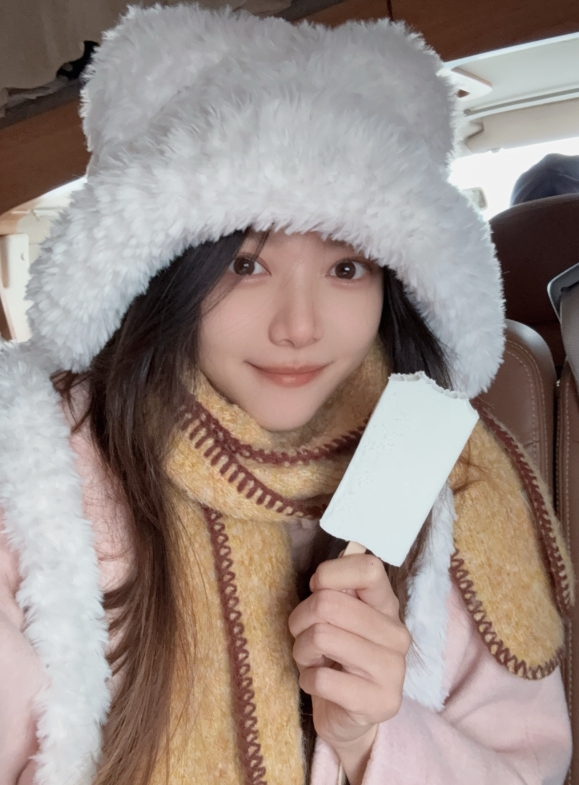 主持骆歆晒照：新疆奶糕好好吃 吃起来一点都不冷~~
