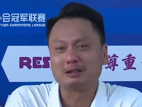 男人哭吧不是罪！中冠海南双玉队主帅感激球迷支持，赛后激动大哭
