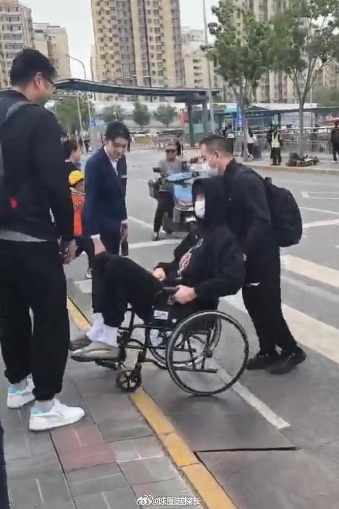 赵探长：曾凡博坐轮椅抵京 所罗门崴脚&马上要去做治疗