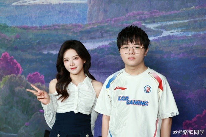 LPL女主持骆歆晒照：火力全开等会儿见~