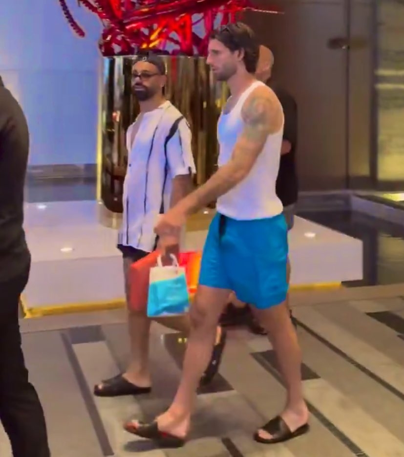 先放个小假！利物浦众将现身迪拜度假，享受奢华酒店、游艇……