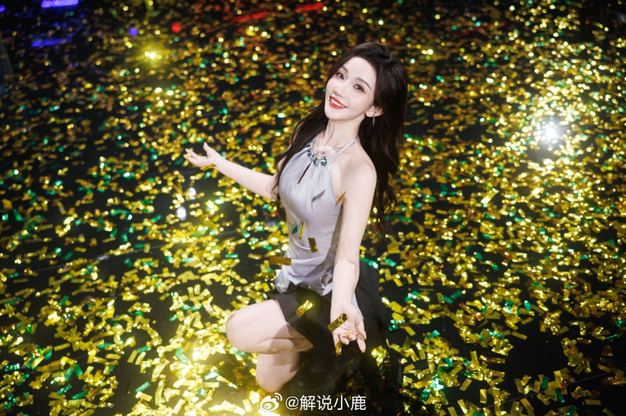 解说小鹿晒照：永远为每一次金色雨落下而动容✨