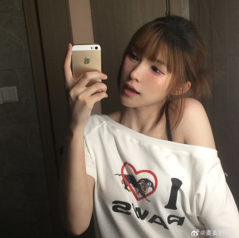 无畏契约美女主持麦麦晒照：老肩巨滑~