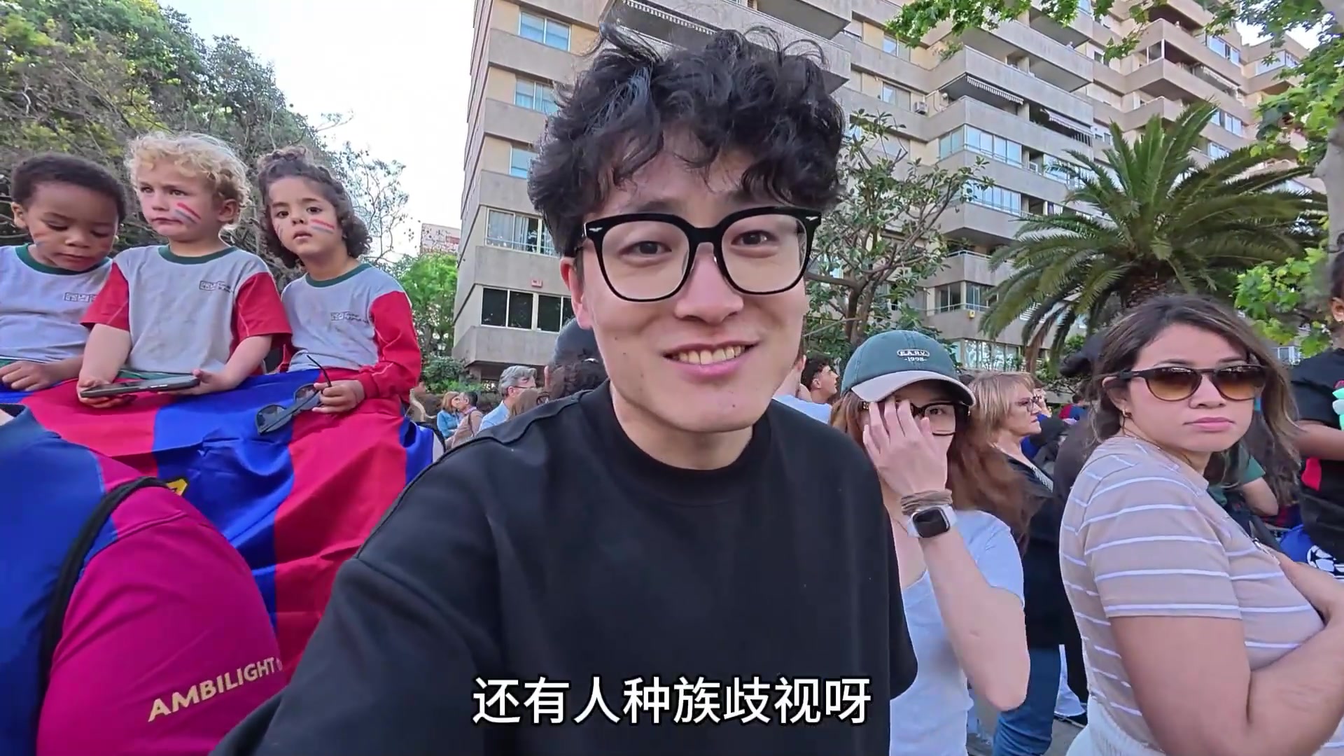 博主拍夺冠游行被穿巴萨球衣的球迷歧视 强硬掐着脖子让其说sorry