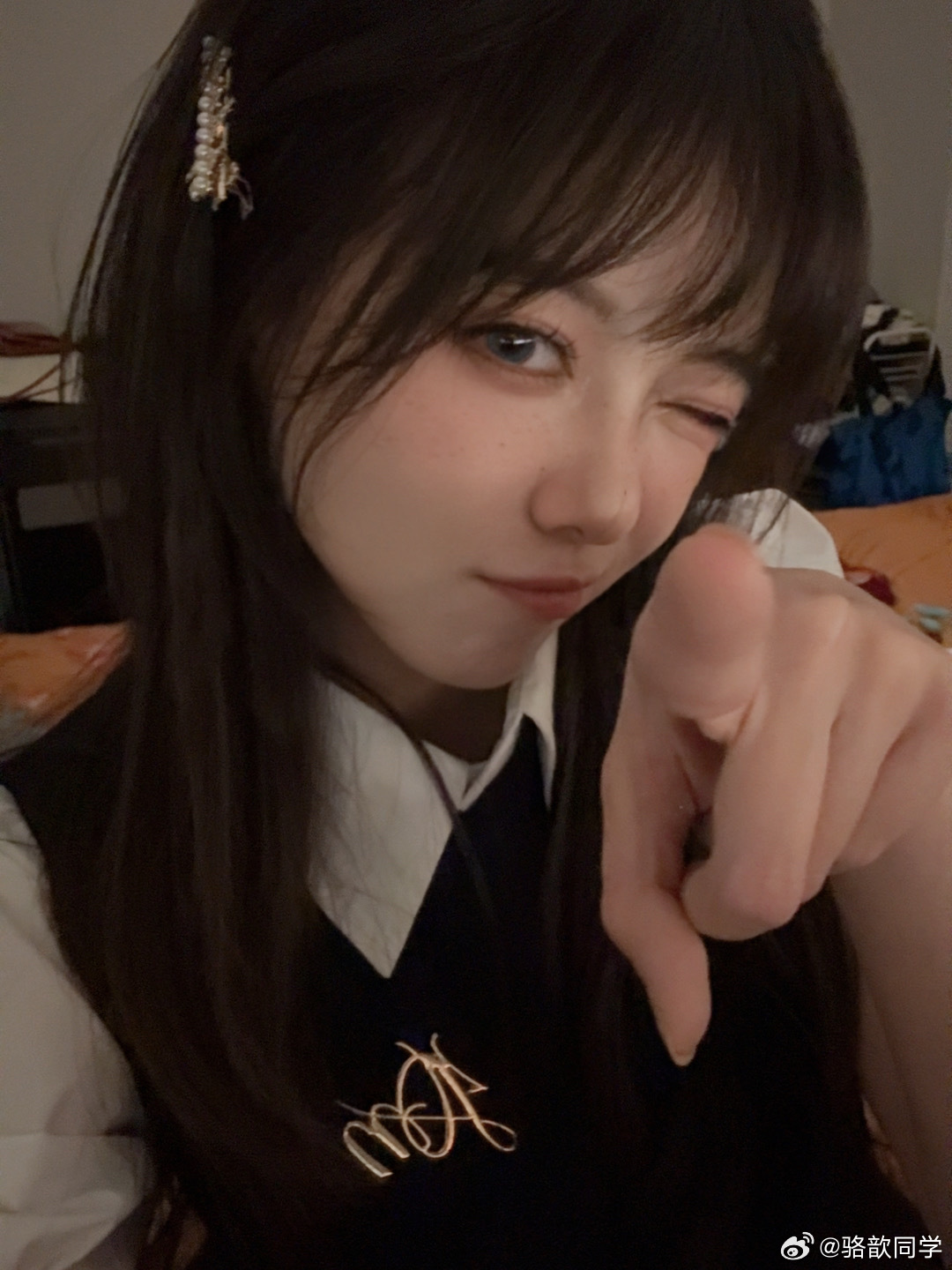 骆歆晒照：被我指到的人立马睡觉！