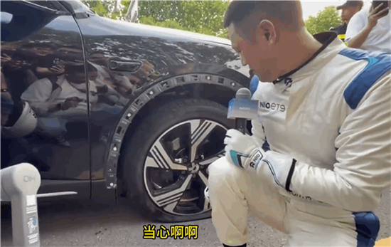 李斌驾驶新款ES6实测120km/h爆胎：无惊无险