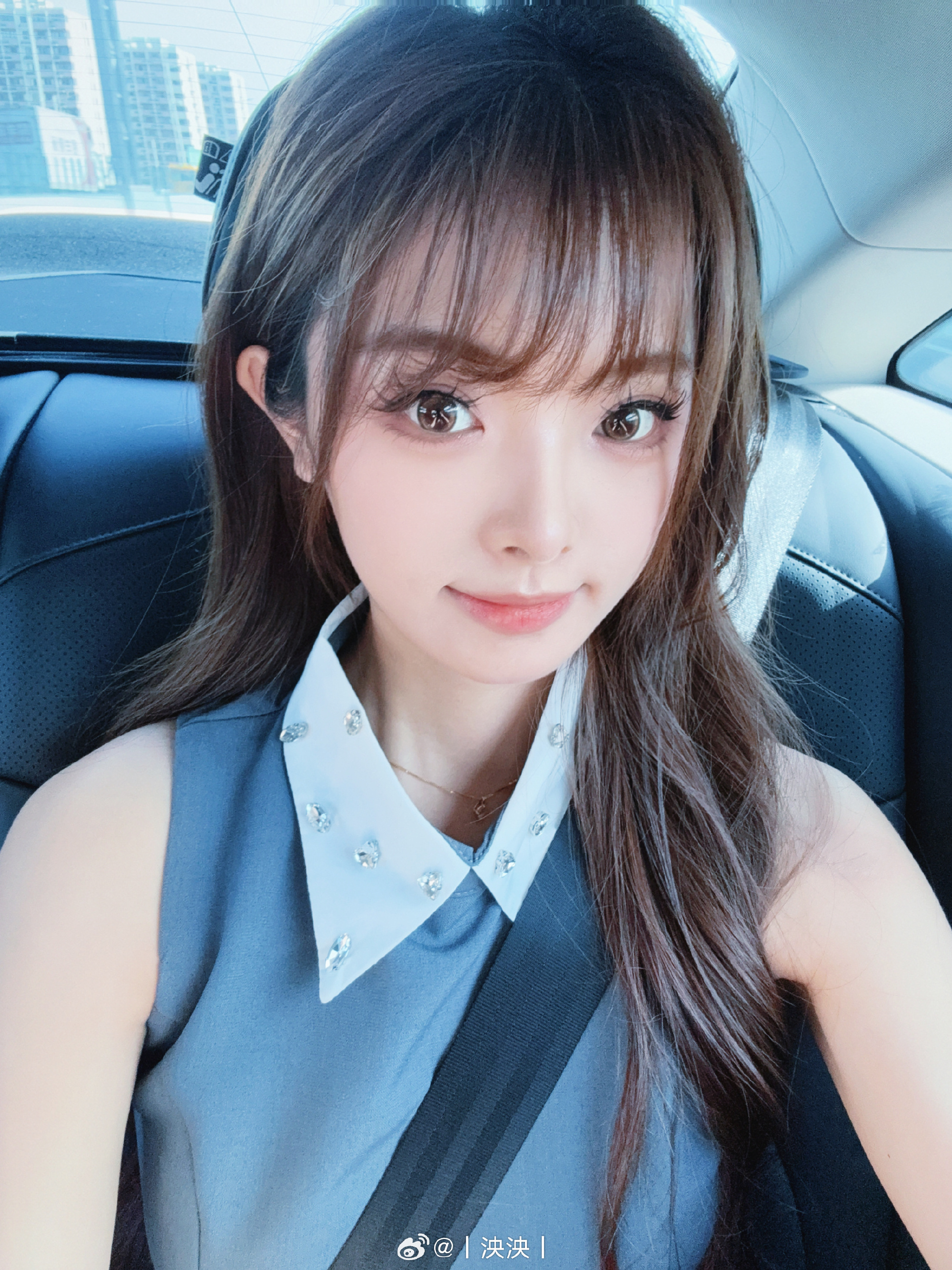 LPL女主持人泱泱分享自拍：“即将抵挡战场~”