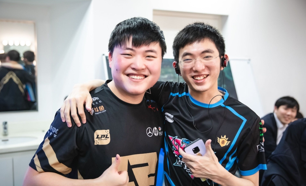 圣枪哥祝贺Uzi入选名人堂：恭喜 LPL 首个名人堂成员wuli唯一的神