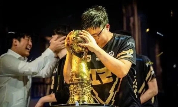 Uzi名人堂皮肤即将推出，国内销量是否有望超过Faker？