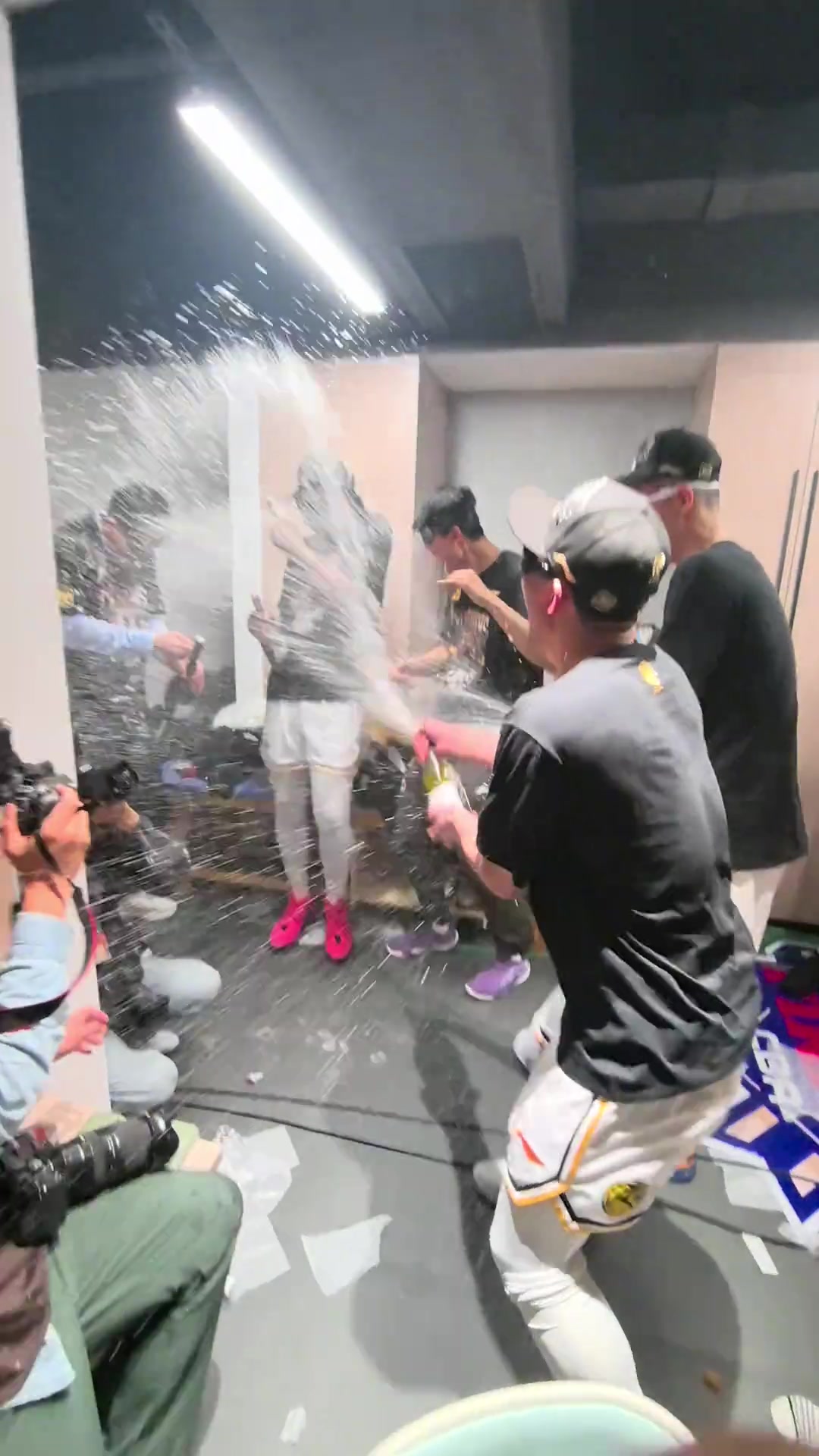 我们是冠军！孙铭徽在更衣室肆意开香槟庆祝夺冠