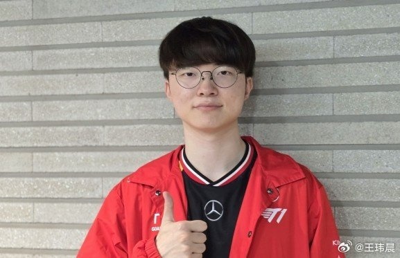 媒体人谈Faker祝贺Uzi：全球各赛区都恭喜 只有我们这里环境特殊
