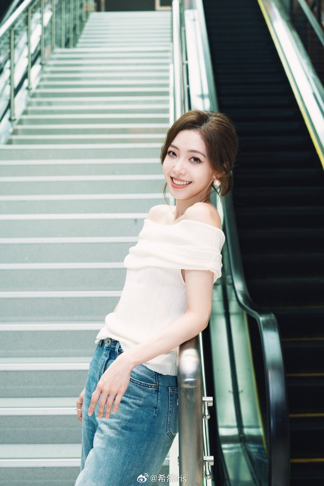 LPL女主持人希然分享美照：落地新城市，这周的继续《歌手》~