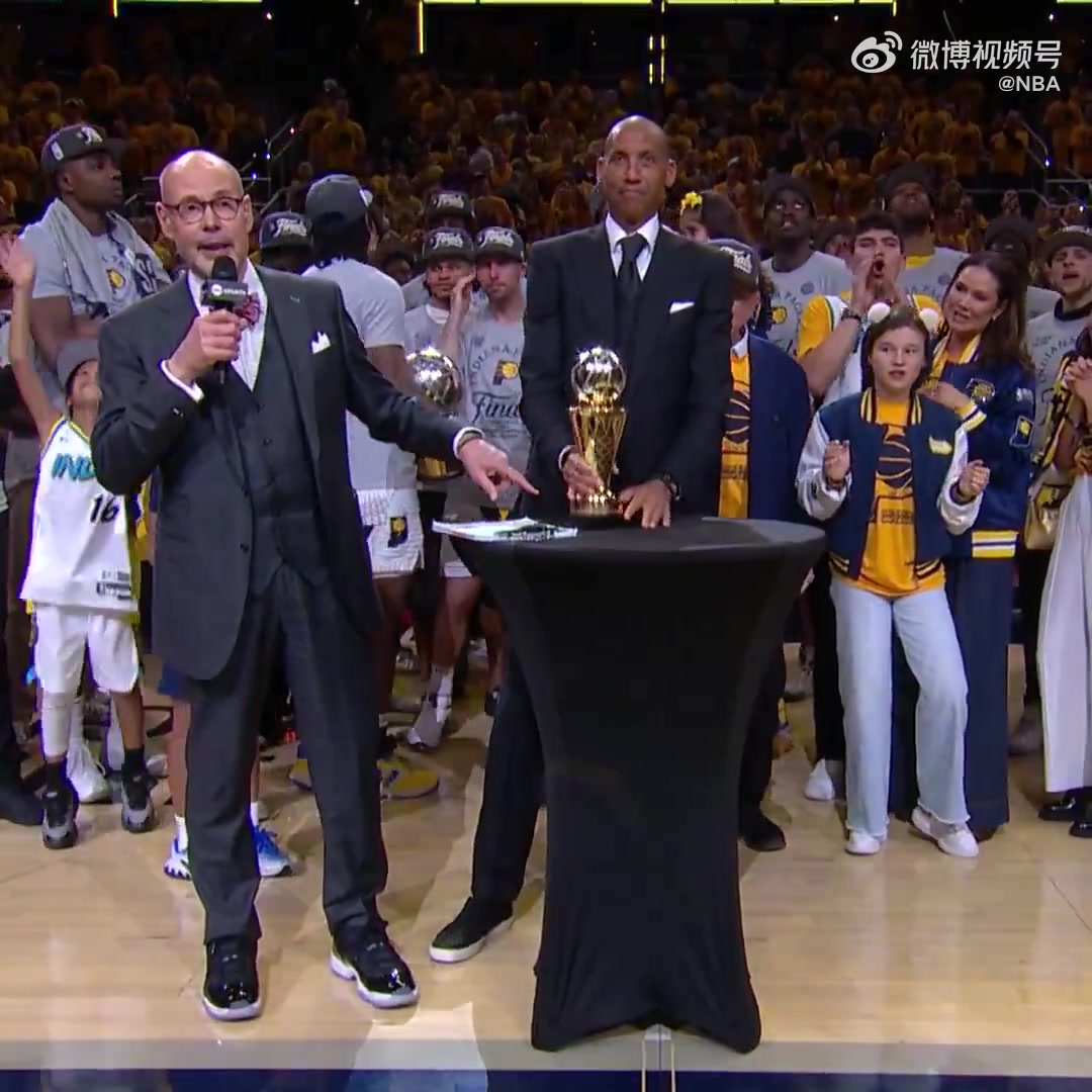 传承！西卡当选东决MVP 球队名宿雷吉-米勒为其颁发拉里-伯德杯