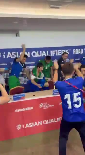 首进世界杯！赛后乌兹别克斯坦球员冲进发布会庆祝，记者都在欢呼