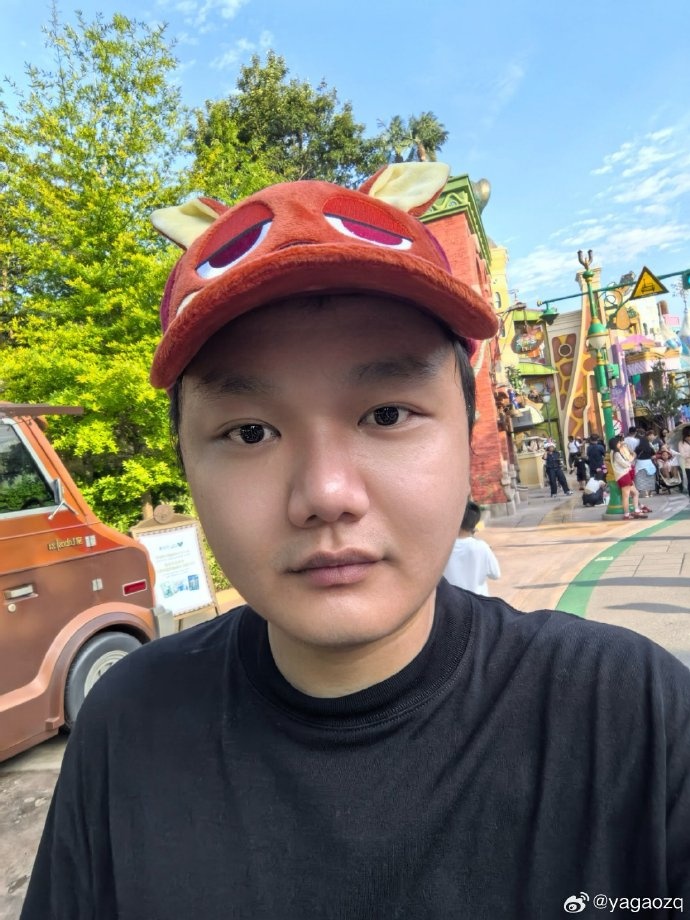 Yagao分享游乐园照：来玩新项目了 附上一段灯光秀