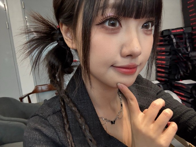 主持人周敢敢晒照：瓦手游线下试玩会 带药带保温杯希望能扛住ovo
