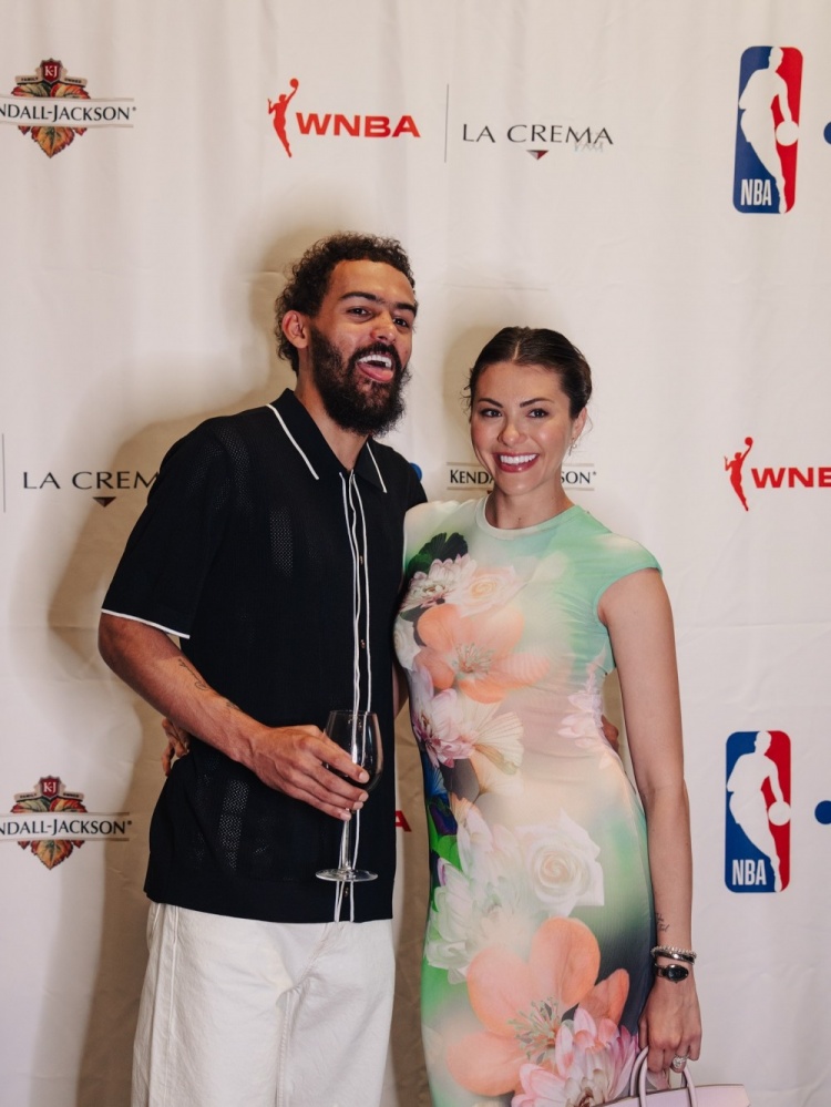 这方面我能差劲？特雷-杨罕见晒与妻子合照 两人2023年结婚