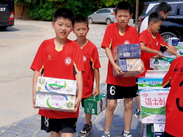 足球传温情 关爱暖夕阳 | 陕西联合足球俱乐部及会员公益行