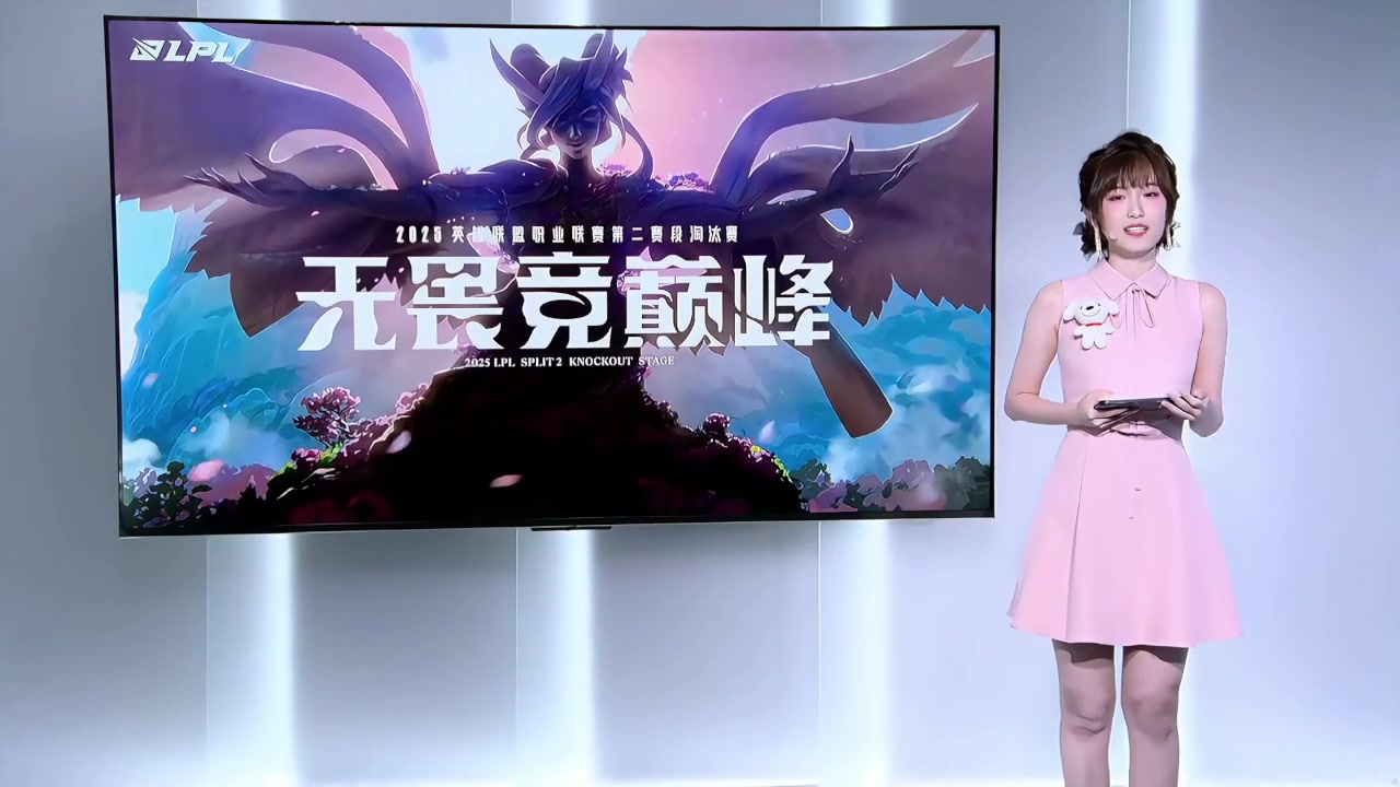 互动主持换化妆师了？今日夏安出场 延续泱泱粉裙搭配JDJOY