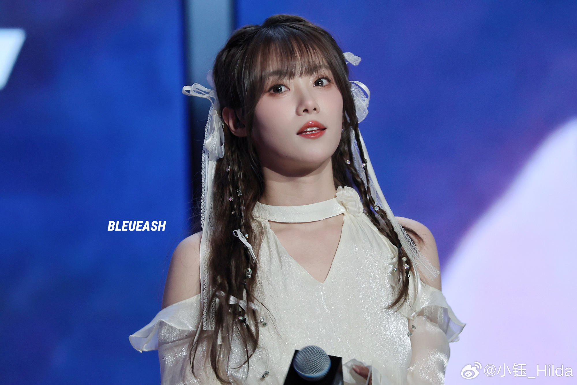 LPL女主持人小钰晒照：夏天波光粼粼的材质增加一点清凉感~