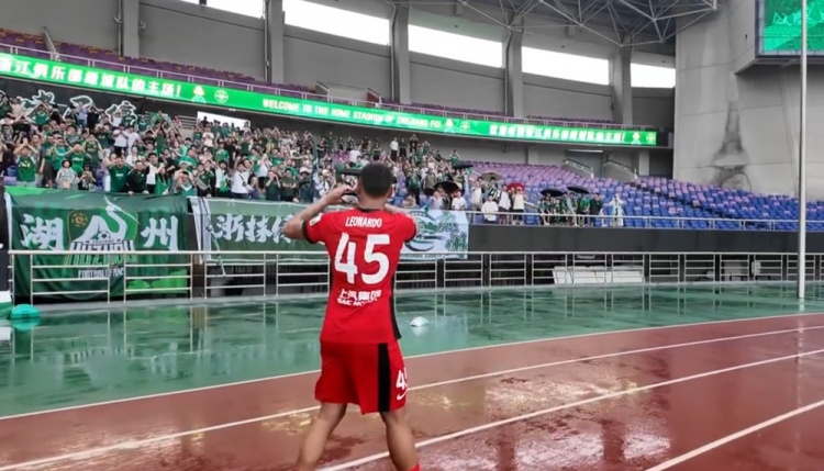 浙江2-2上海海港，莱昂纳多比赛结束后前往场边向老东家球迷谢场
