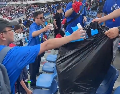 球迷们纷纷主动带走垃圾，苏超比赛后球场依旧干净漂亮