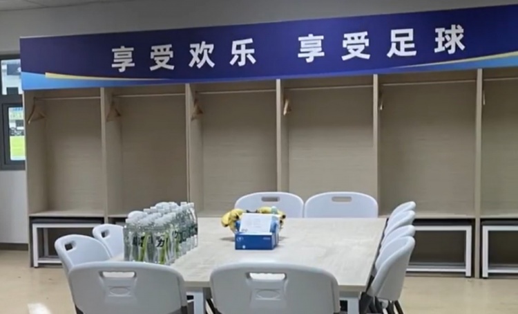 苏州队赛后收拾更衣室，并留言：感谢有你，共铸苏超未来！