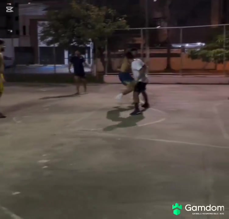 ⚽曼联前锋库尼亚回到家乡，在街头踢五人制足球比赛