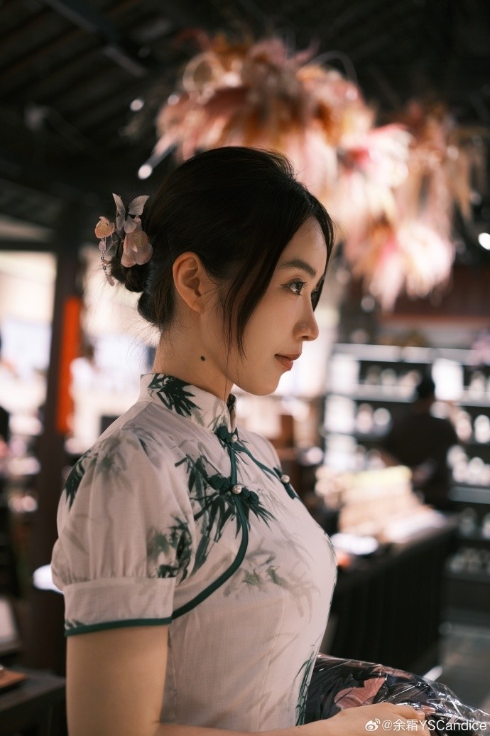 余霜晒照：旗袍上的竹影跟着步伐轻晃 江南的温婉都在眼里✨