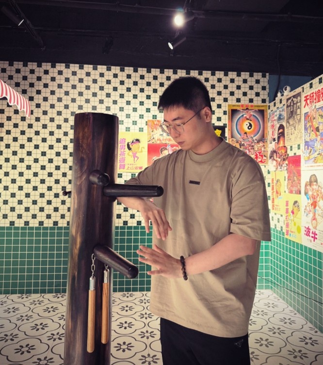 王多多晒照：休赛期，今天在上海看了中国影史展览
