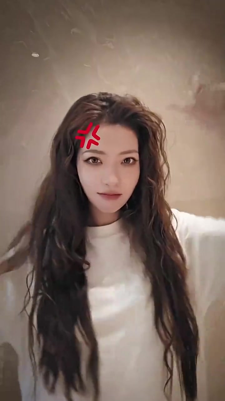 LPL主持希然分享手势舞视频：哼哼唧唧