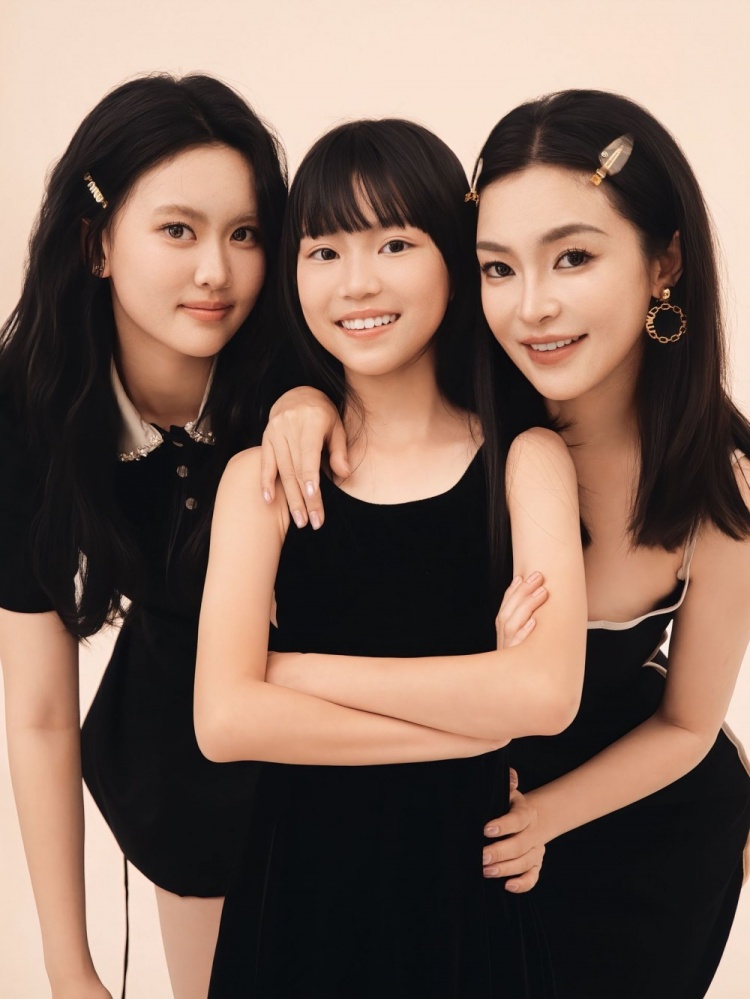 刘维伟前妻晒合影：全家福2.0版本 妈妈+女儿们=100%完整的三次方