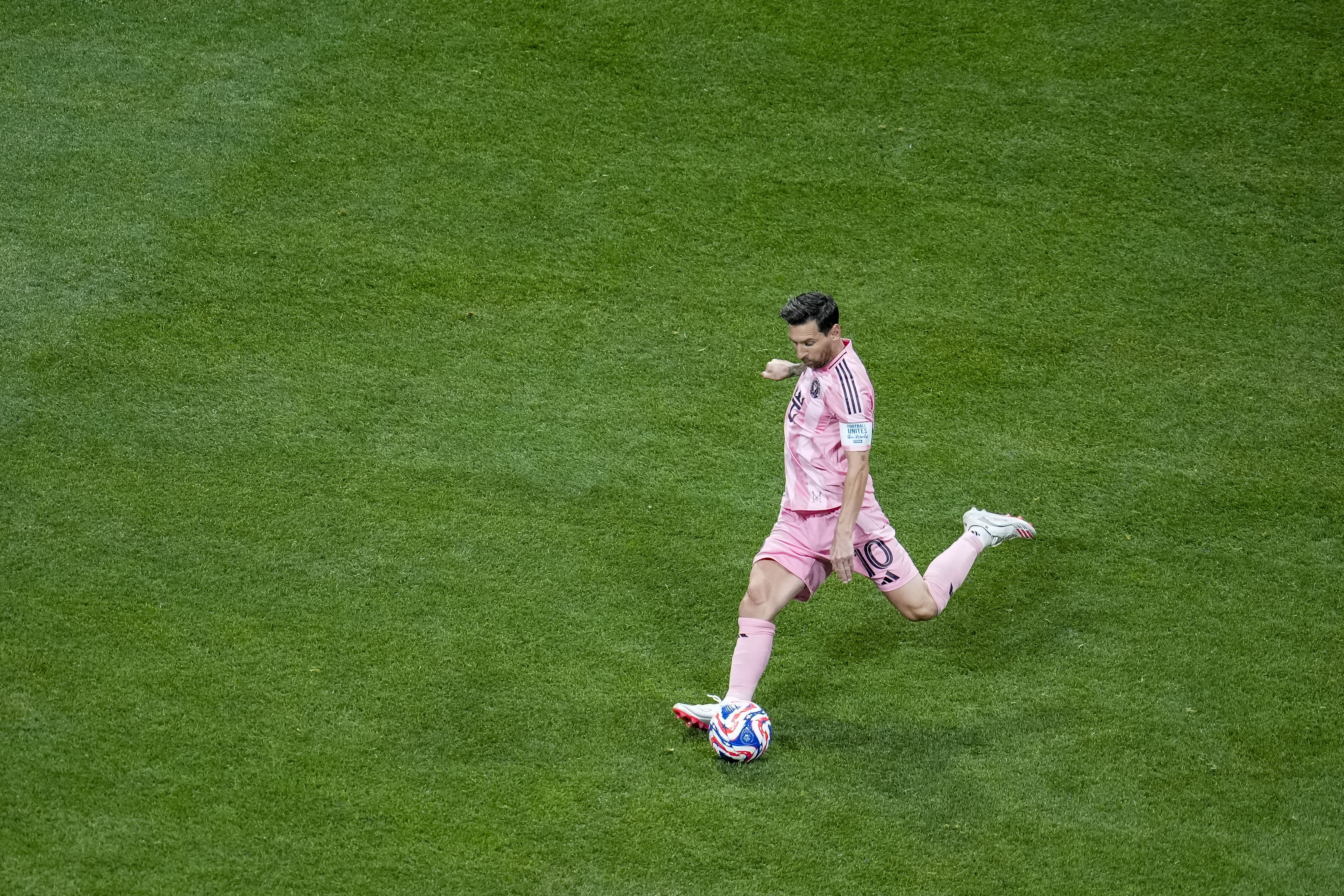 迫近历史第二！足坛任意球榜：儒尼尼奥77球 贝利70球 梅西68球⚽