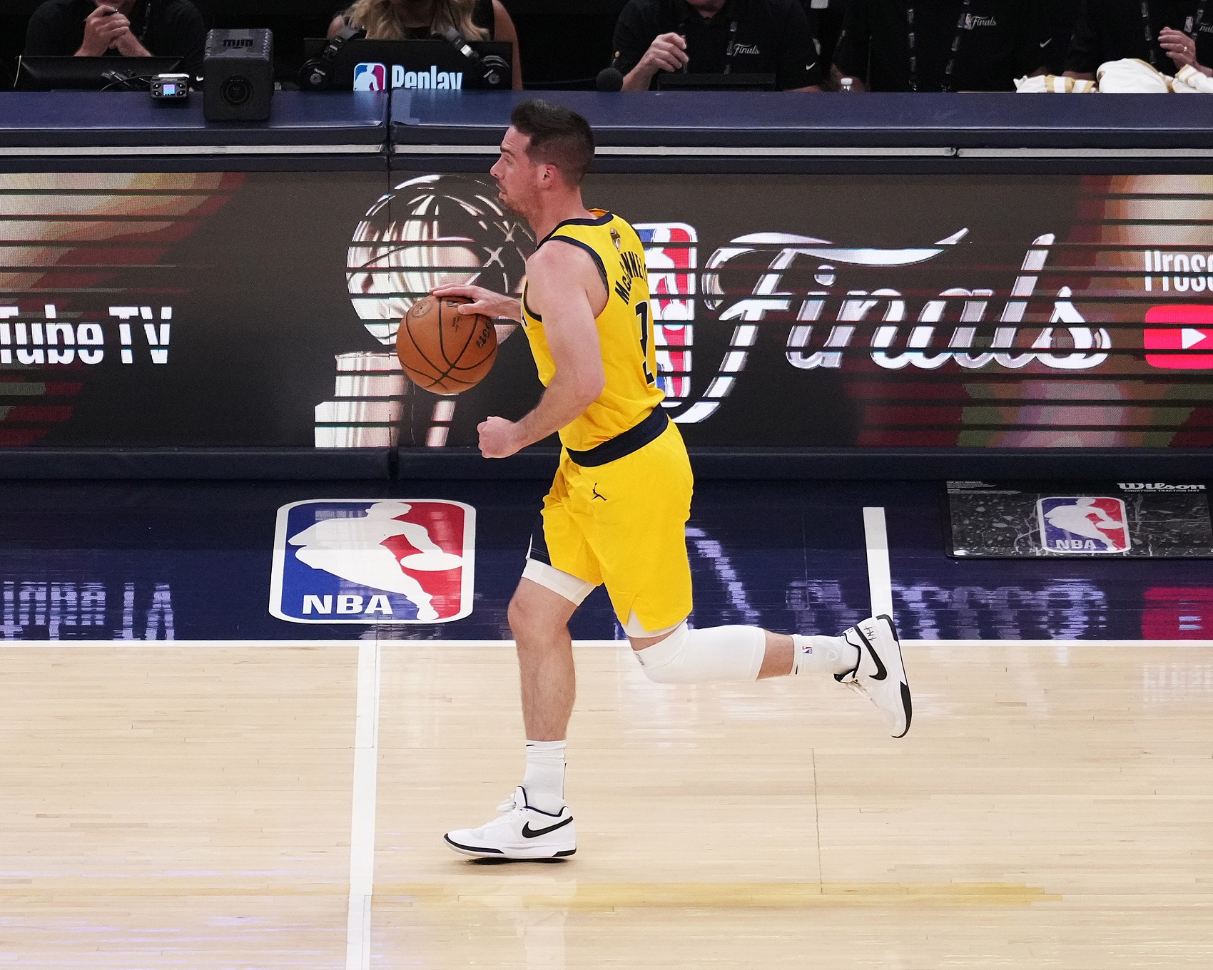 麦康纳总决赛至今替补得分60+助攻25+篮板15+ NBA历史首人