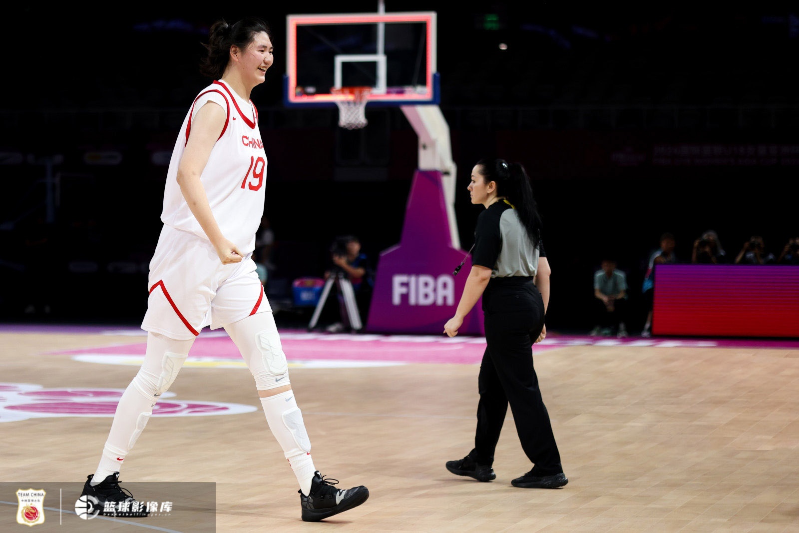攻防压制！中国女篮次节25-8净胜日本女篮17分 半场打完领先20分